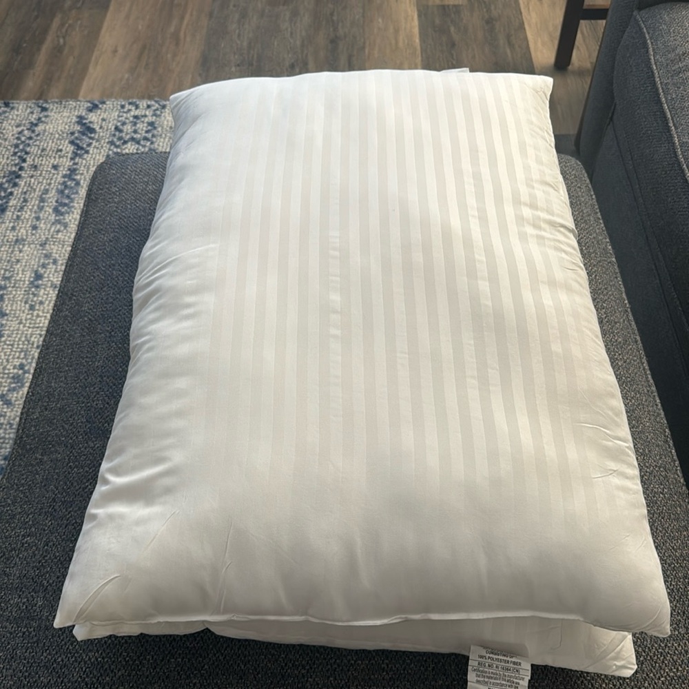 NWOT - Two (2) Helix Dream Pillow Set - Standard